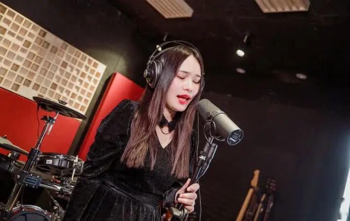 主创人员:李文文从创作角度看,这首歌曲歌词写的真挚感人,词藻运用