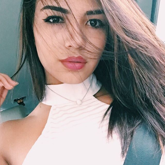 哥伦比亚超模卡米拉·伯纳尔,几大著名社交媒体的网红_ins