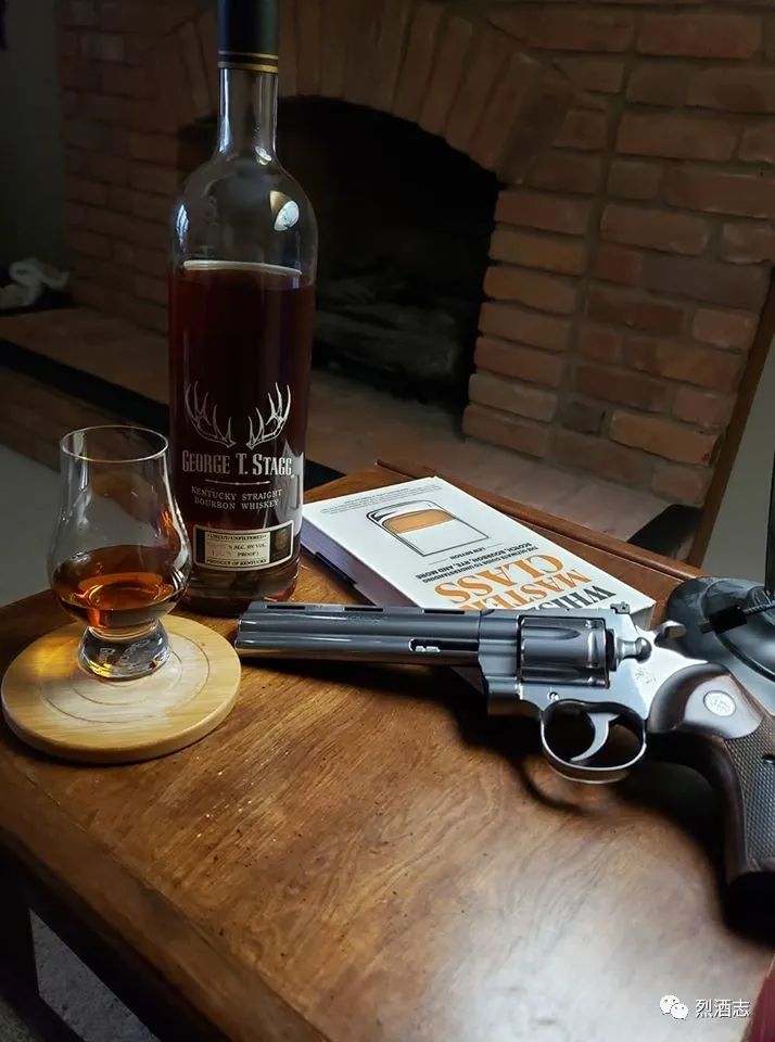 囤枪不囤酒人生路白走居家隔离的美国人民就是这么硬核