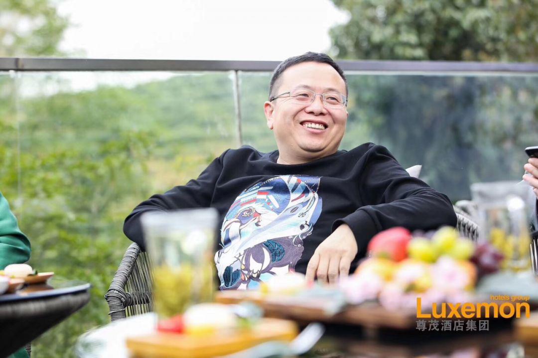 制茶传承人-戚英杰大师(戚国伟大师的儿子)是尊茂明前龙井茶的监制人