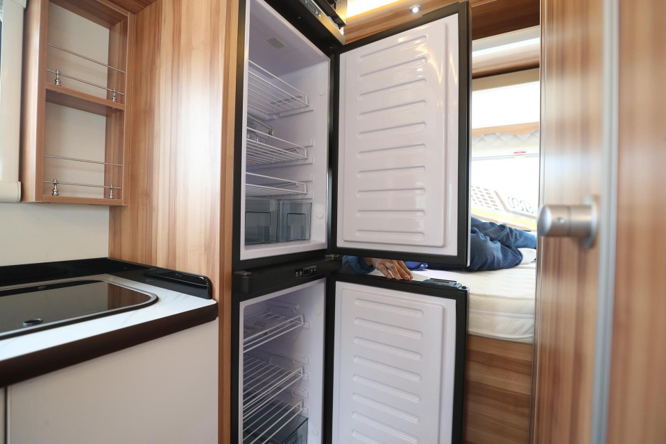 华云高颜值强大配置洗衣机152l冰箱840ah电瓶组后拓展c型房车