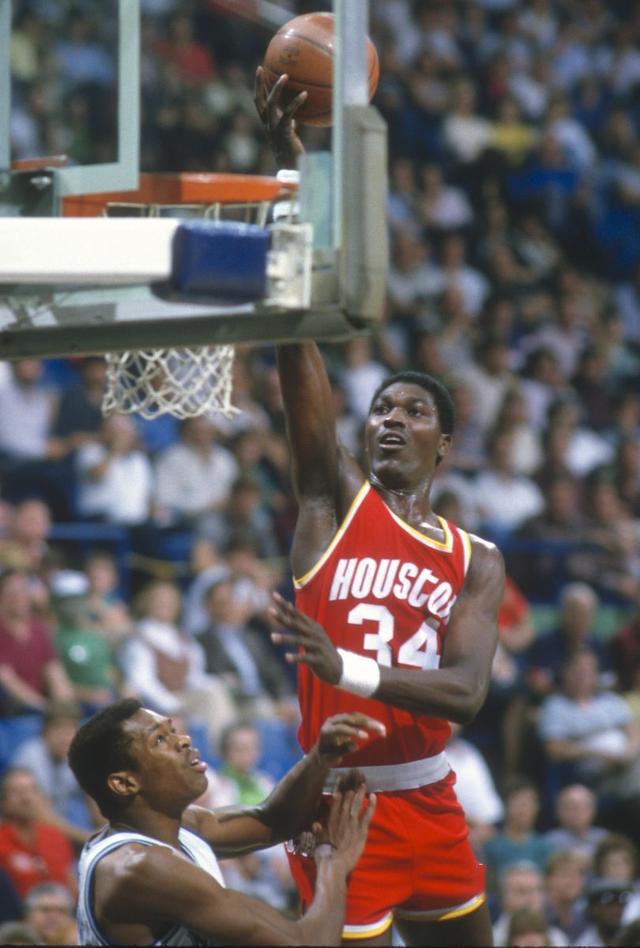 30年前的今天,奥拉朱旺砍下18分16篮板11盖帽10助攻