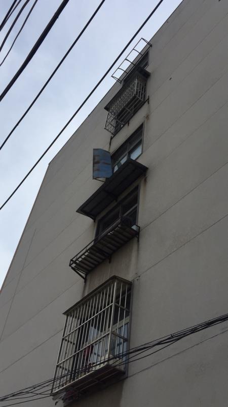 高空遮雨棚摇摇欲坠消防用火钩空降除险