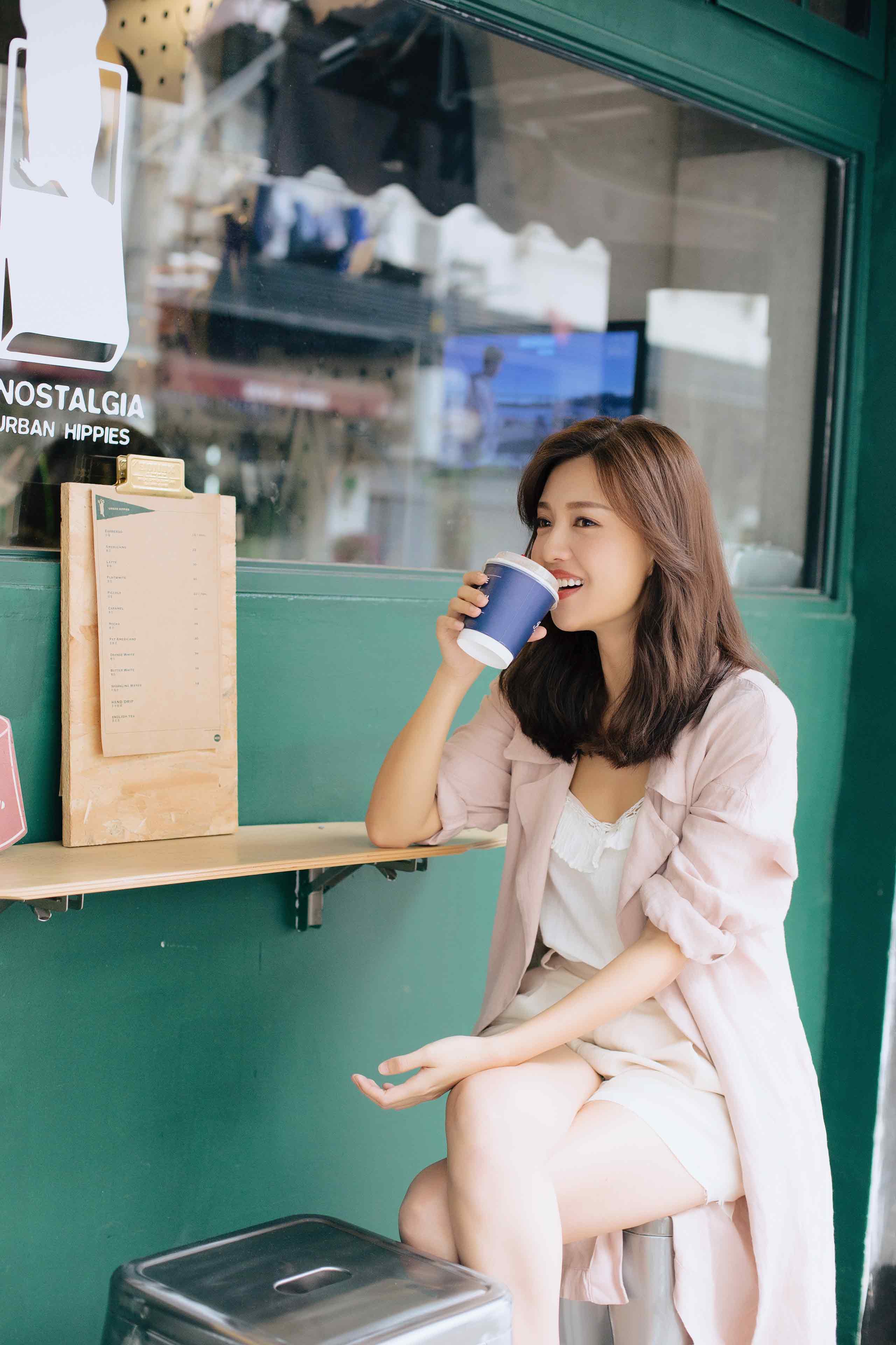 1/ 12 近日,演员傅晶曝光一组最新写真,照片中元气满满的她身穿粉色