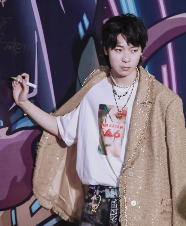 福克斯就直播骂粉丝上热搜一事道歉,决定停止一切活动反思自己!