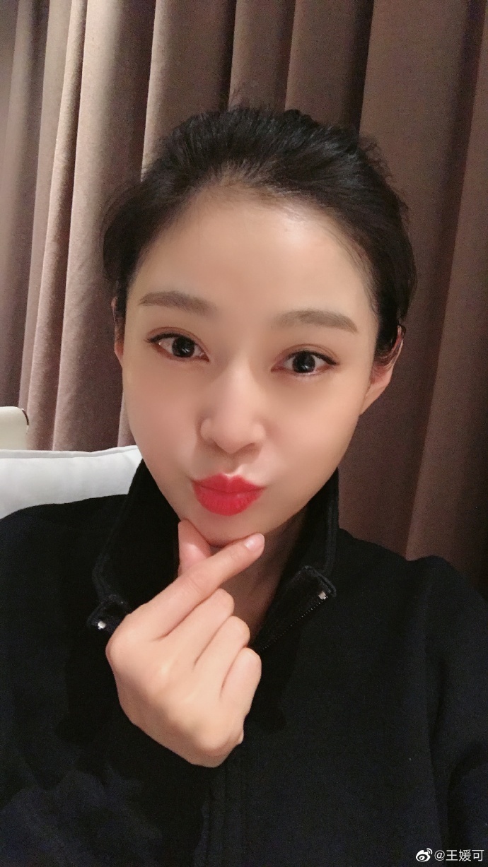 营业了王媛可实力宠粉晒九宫格美照