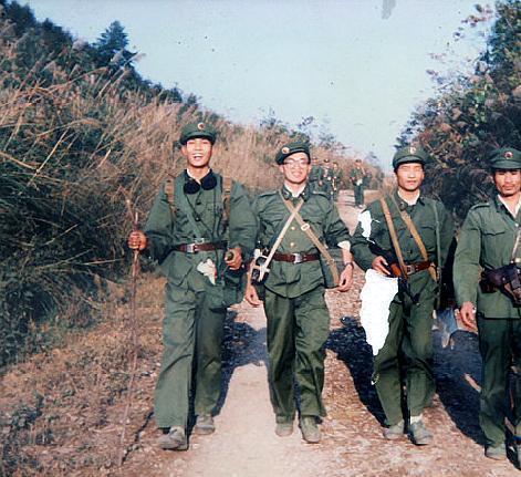 中越战争之法卡山战役最后活下来的战士相拥而泣场面感人