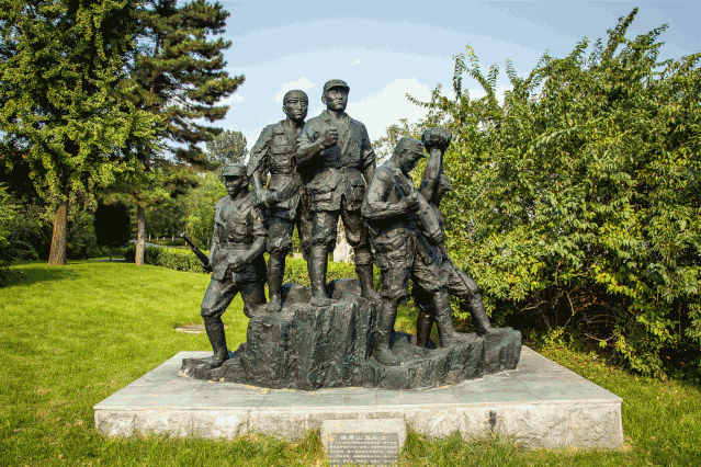 室外雕塑区融思想性,观赏性,艺术性于一体整个展览庄重,简洁,大方无私