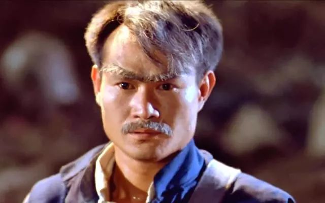 生前李小龙奋力提携死后洪金宝大闹灵堂负心范琼丹的僵尸泰斗林正英