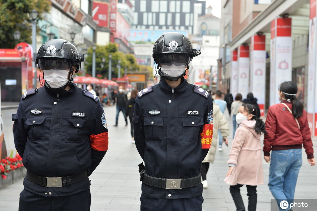 成都春熙路城管配备智能头盔,每分钟可测百人体温