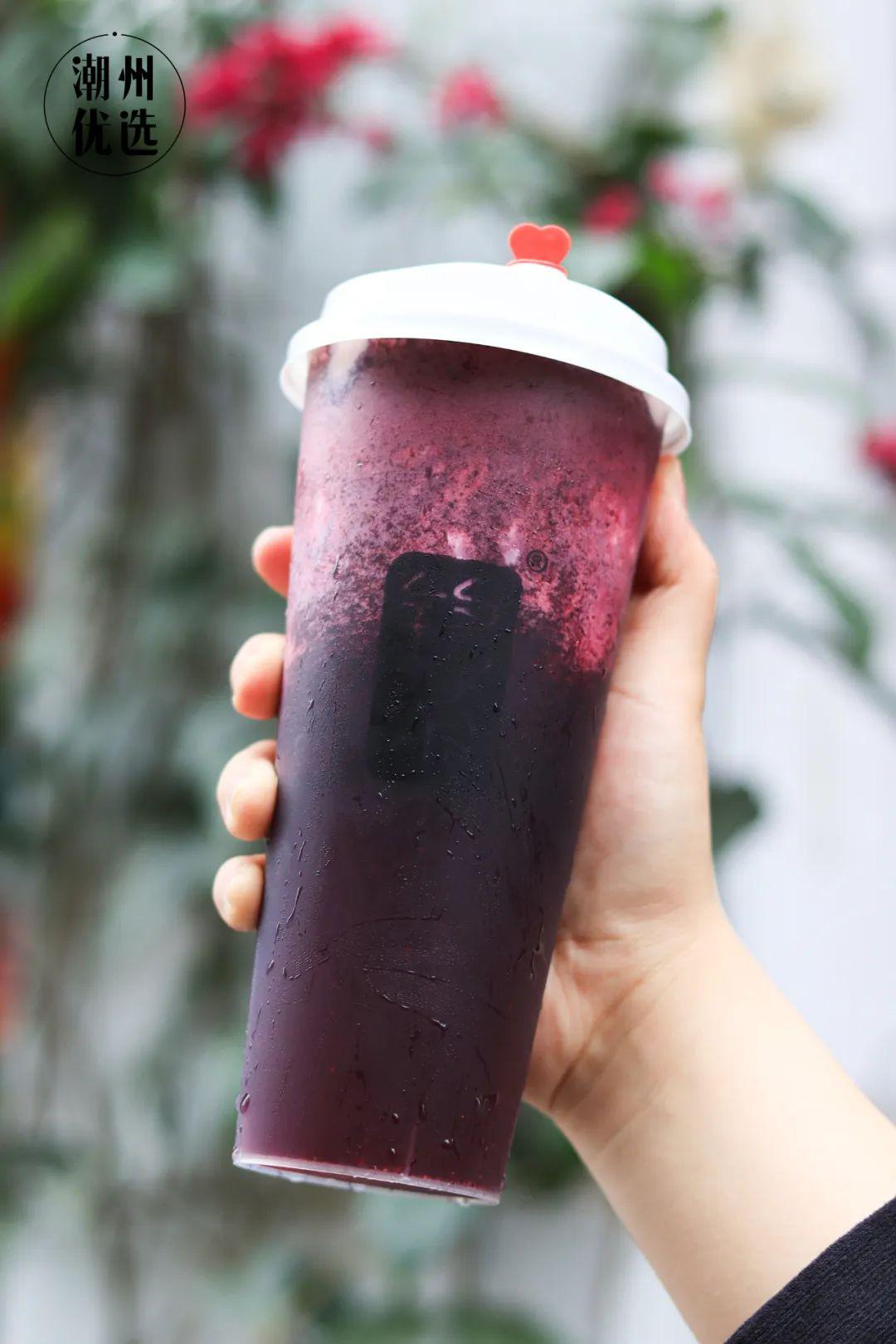 正是桑葚的季节,鲜榨后加入芝士,在酸甜清香的基础上又多了丝丝奶香