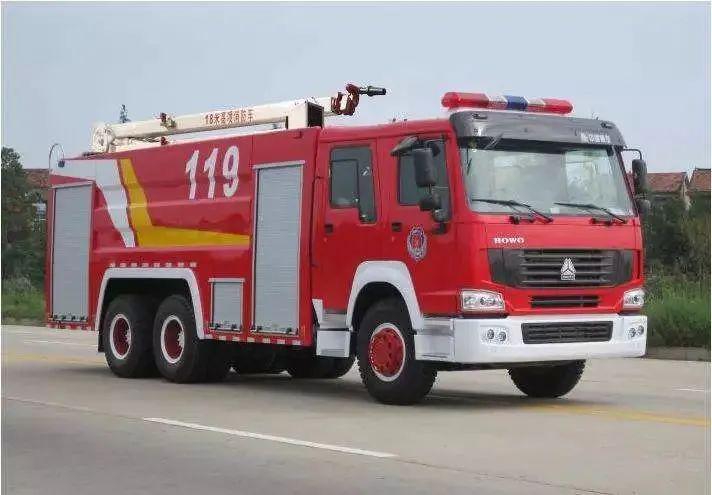 但据美国纽约交通部门调查,红色的消防车每出现10万车次,肇事32次.