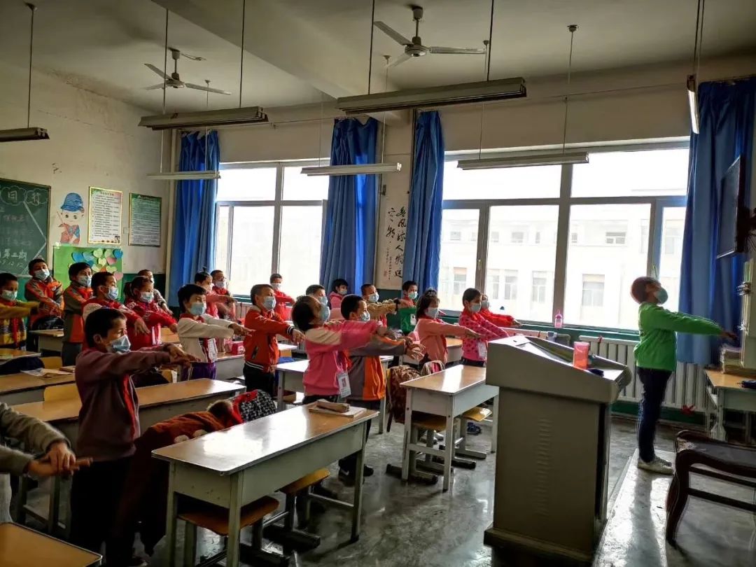 在柯坪湖州小学课堂内,孩子们随着音乐做起了洗手操.