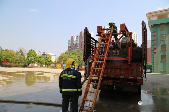 消防隊崗哨發現情況後,立即打開營門引導