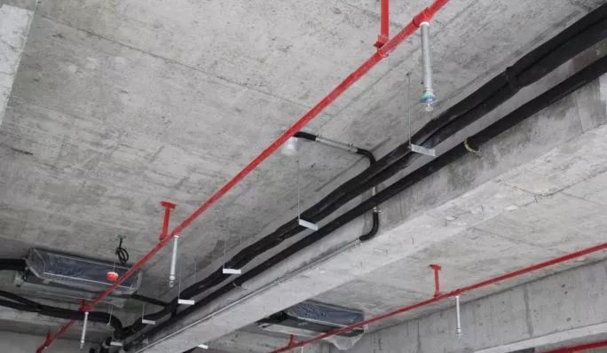 铜管垂直安装时:管径小于20mm时,支吊架的间距不应大于3m;冷媒管管径