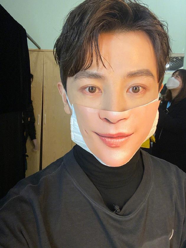 孙坚口罩上印半张脸解锁新戴法get露脸自拍