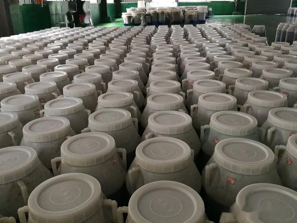 图为加工后正在腌制的辣椒酱