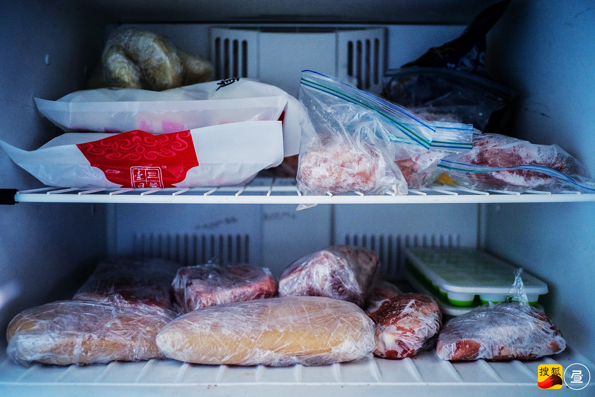 3月24日,刘念璋住所的冰箱,冷冻层分装好的肉可以食用两周