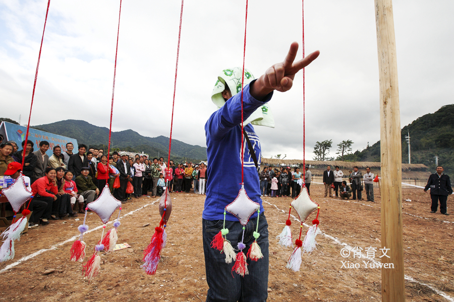 这个鸡鸣三国的江城一场独有的丢包节是独一无二的跨国相亲会