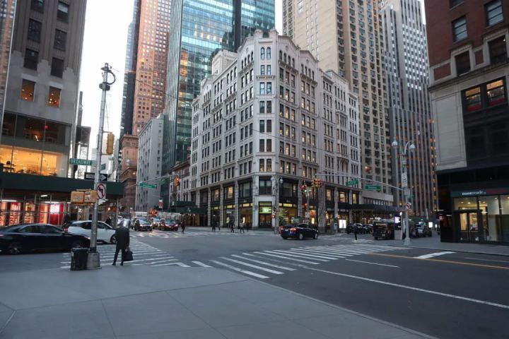 今天的纽约是空城一座.天气不见转暖的迹象,透着刺骨的阴冷.