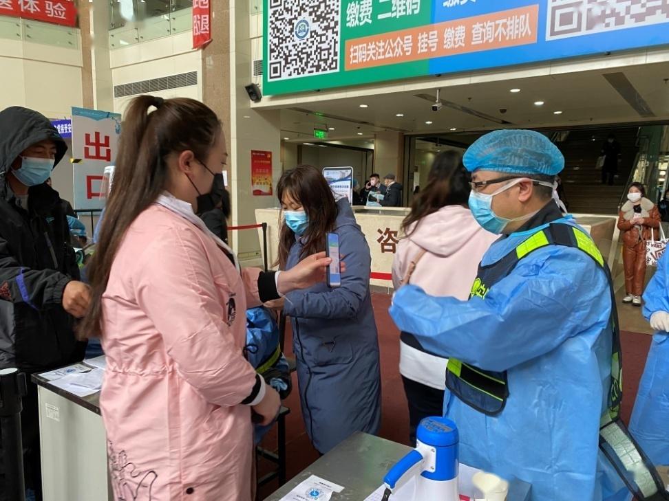哈医大二院安保为患者有序就诊打造温柔入口防护墙