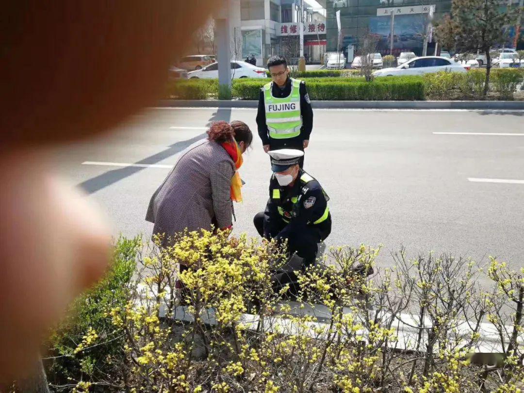 路遇市民晕倒介休交警展现贡板精神