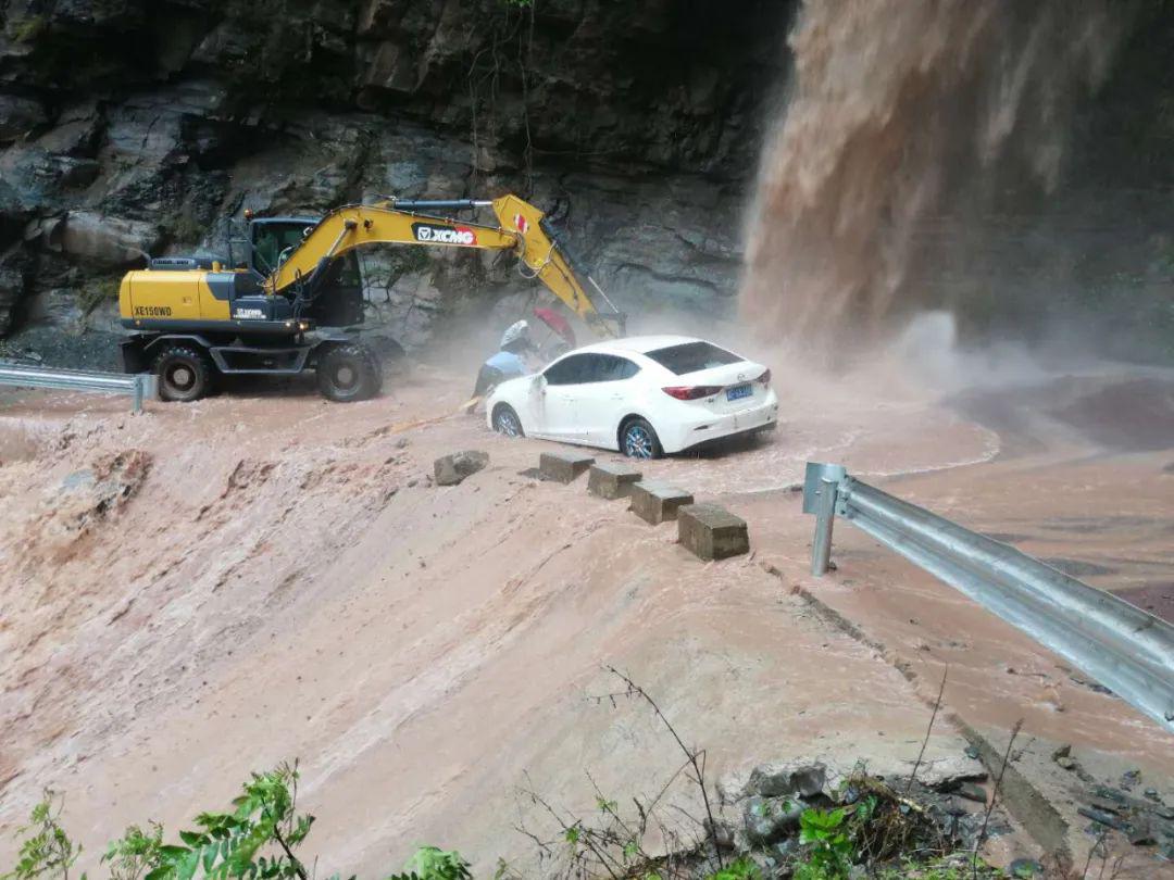 暴雨本无情人间有大爱丰都一轿车深陷危难民警紧急救援