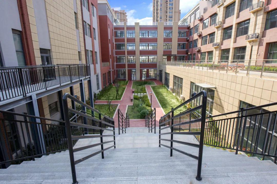 李沧新校抢先看伍青岛大枣园小学恒新理念下的幸福校园