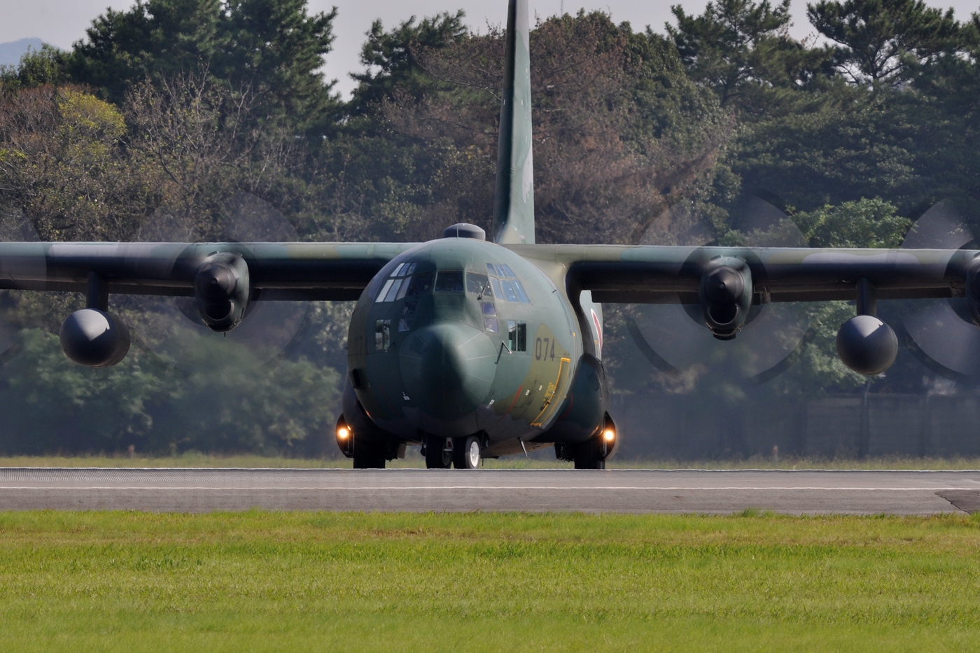 罕见蓝色c-130h运输机,自卫队维和部队专用,具备空中加油能力_中型