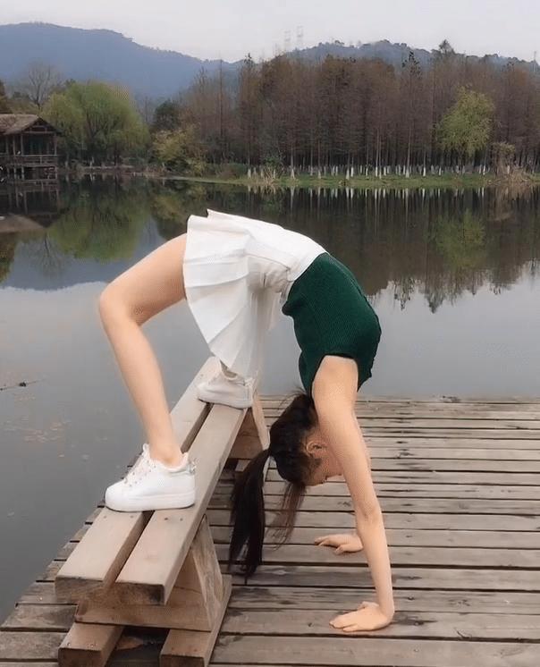 小仙女穿白色a字裙湖边下腰不怕掉水里