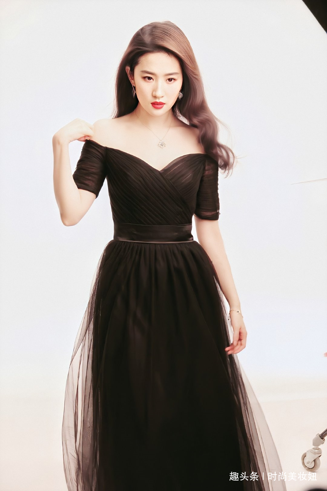 刘亦菲黑色晚礼服图片