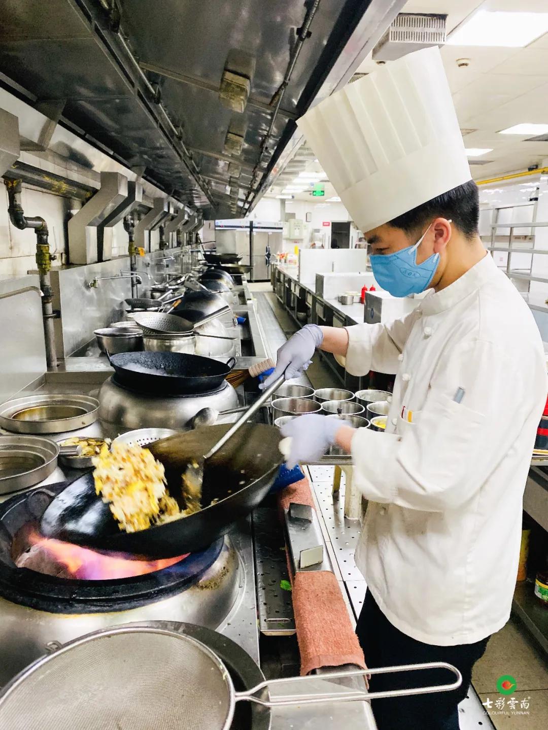 厨师烹饪时佩戴口罩与手套保障菜品干净卫生从烹饪到装盒菜品均由厨师