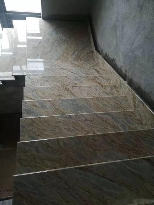 选择合理的楼梯石材养护周期,用楼梯机配合抛光垫做结晶处理,可长期