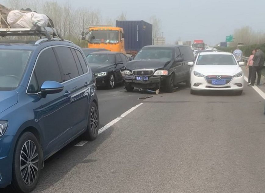 大众途安高速路遭别克gl8追尾,查看后,网友:坐后排有安全感了_搜狐