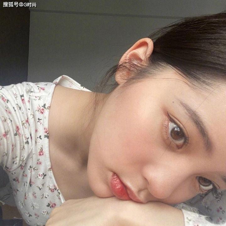 欧阳娜娜身穿碎花上衣 清纯可爱 少女感十足