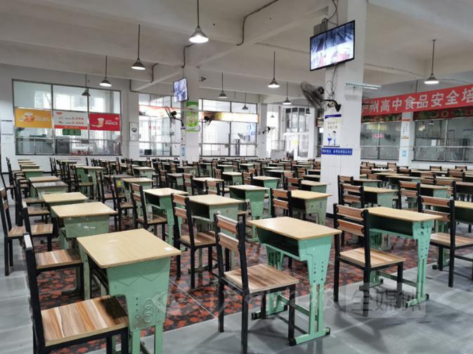 泸州高中食堂外的洗手池均放置了洗手液开学复课后,食堂是教职工和