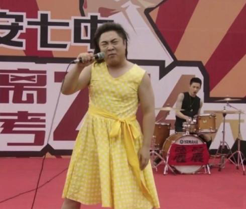 踏着春光去寻找淡黄的长裙蓬松的头发
