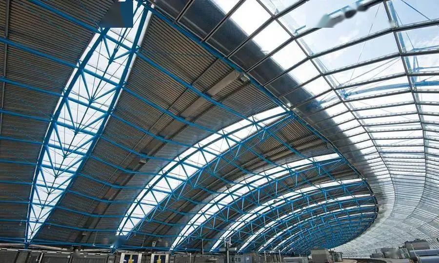 基于上述原则,三铰拱桁架各杆件与杆件间的空间汇交节点的杆件连结