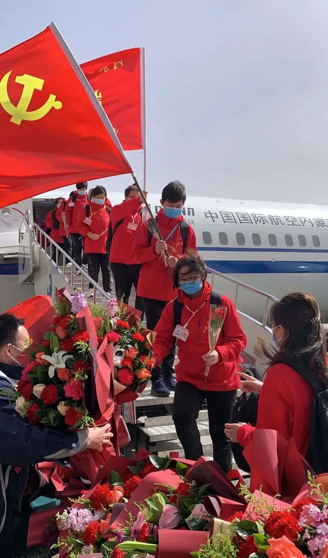 在鄂尔多斯的内蒙古援鄂医疗队首批返回人员要回家和亲人团聚啦