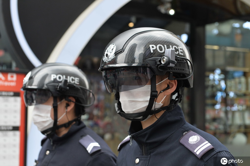 成都春熙路城管配备智能头盔,每分钟可测百人体温