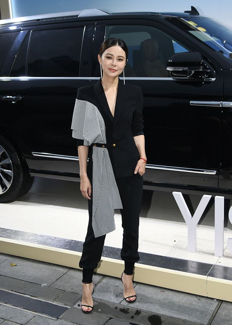 佟大为夫妇罕见亮相,关悦穿白西装裙造型太美,佟大为也不管管_白色