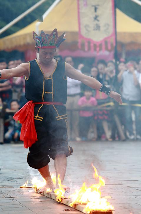 今天大年初十宜烤狮子火祈平安