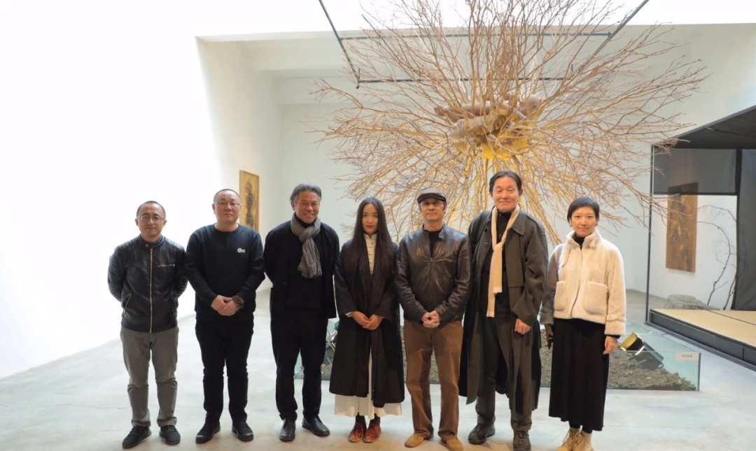 从左至右:策展人杜曦云,土壤专家周永峰,苏州本色美术馆馆长陈翰星