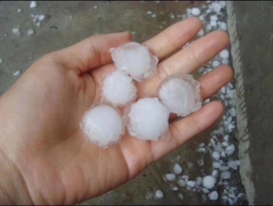 近日江西省武宁县下起了鸡蛋大的冰雹