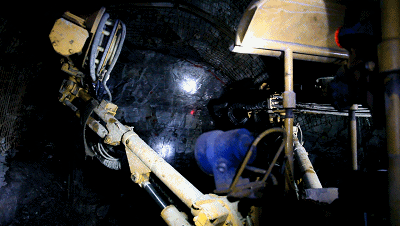 在创新使用液压钻车打眼施工中,只需要2人同时作业,且打眼角度更加