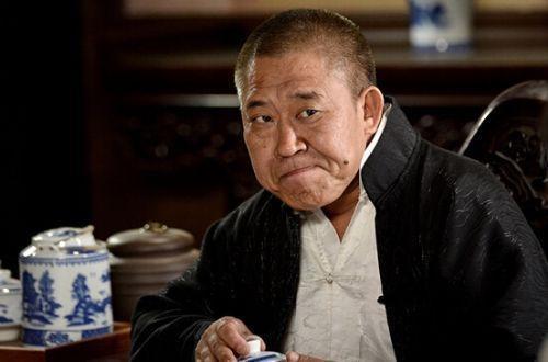 他饰演反派出名,曾因长相被人嫌弃,国家一级演员,妻子貌美如花