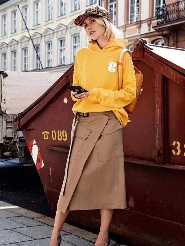 戈蔓婷女装卫衣配什么裙子好看图片