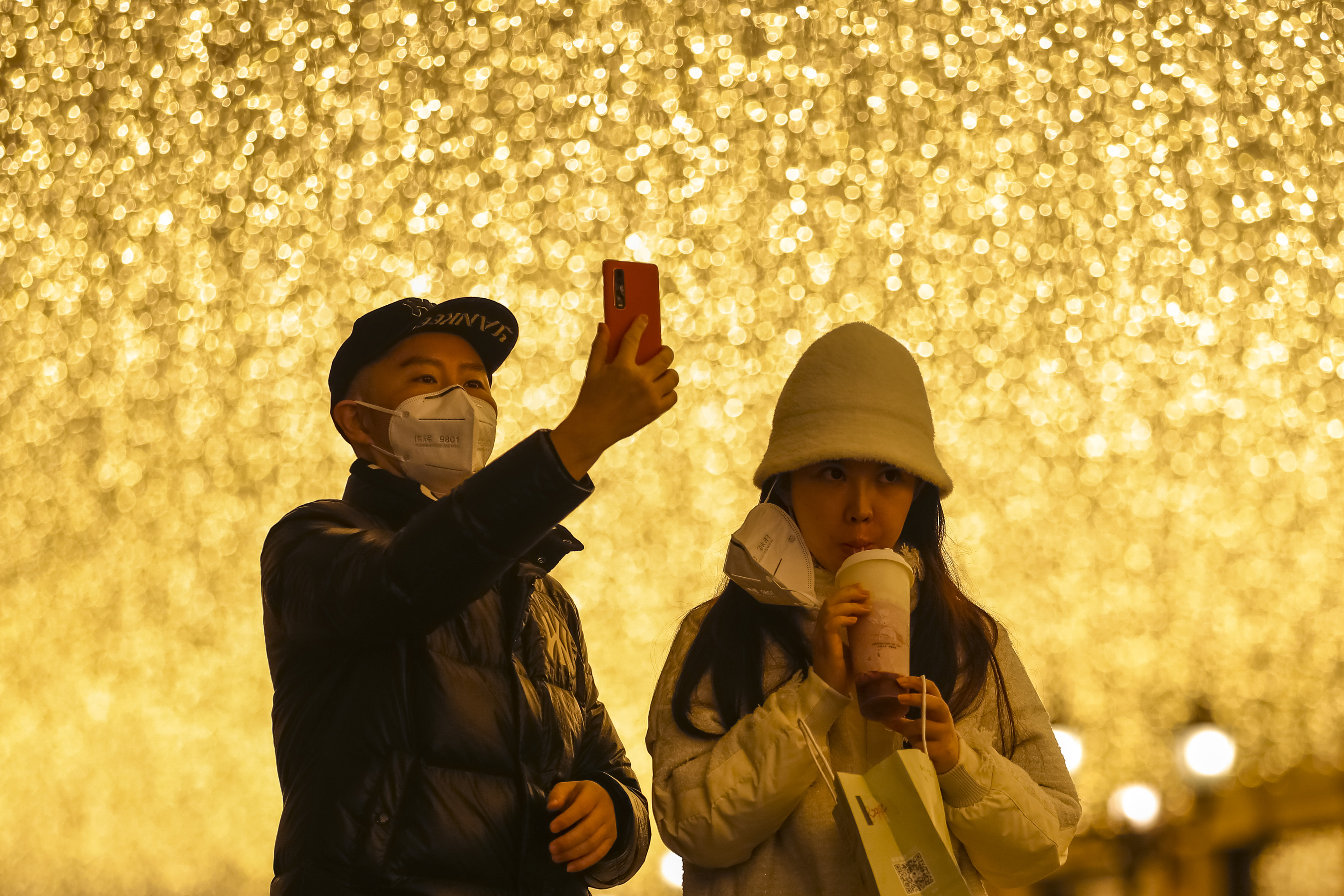 3月30日,在楚河汉街,人们在璀璨的夜灯下逛街