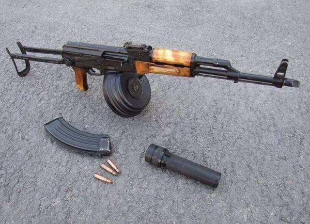 ak47射程800米,我站在801米处,能不能看到子弹掉在眼前?