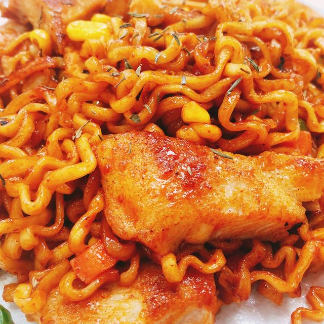 火遍网络的火鸡面变身超美味鸡排拌面